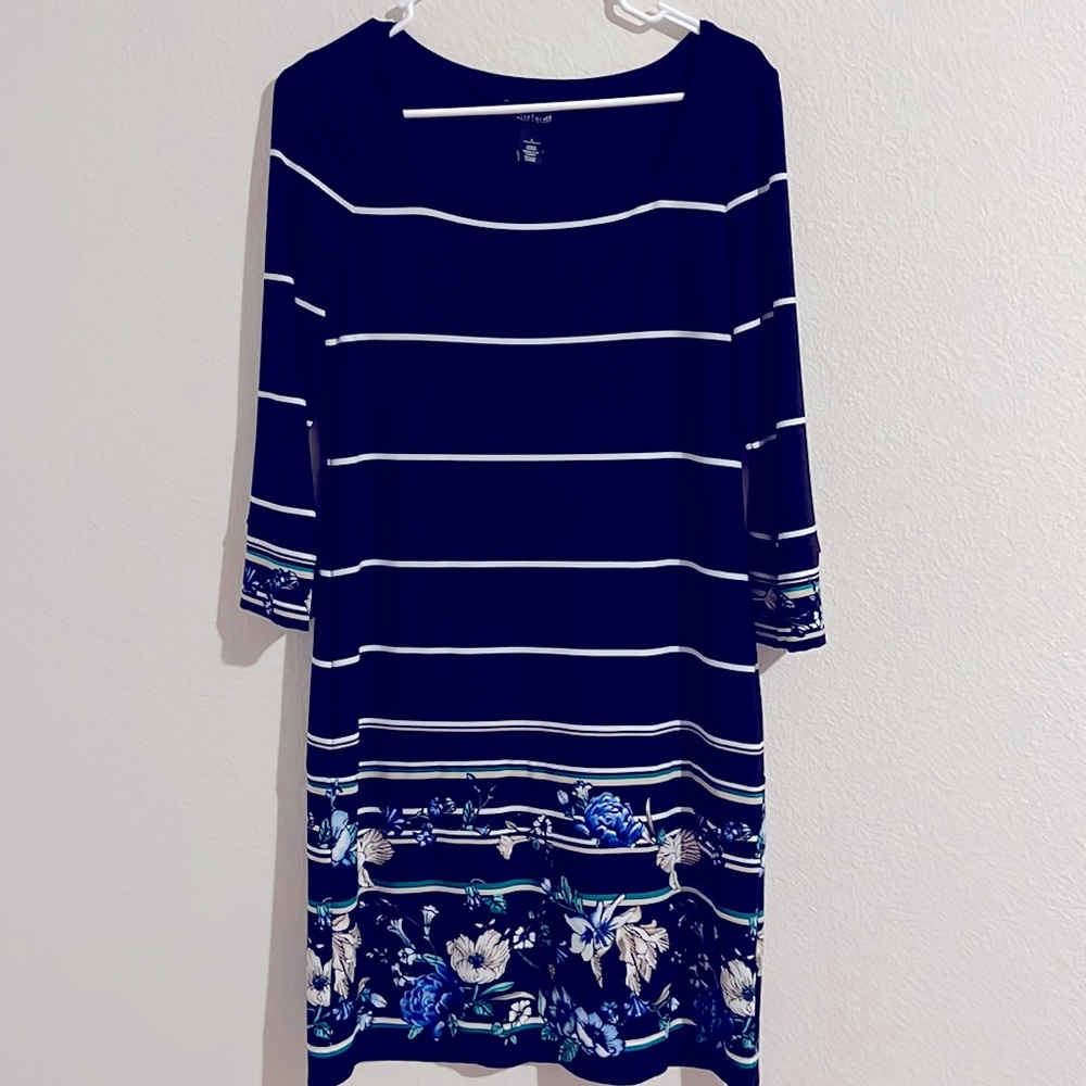 3/4  sleeved White House black market dress